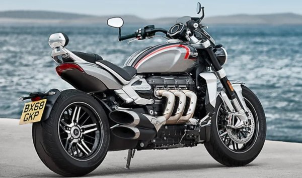 Triumph Rocket 3 GT може би е един от най-интересно изглеждащите в този списък. Въпреки че има елементи от традиционния стил,  неговите линии, цветова схема и футуристична изпускателна система наистина напомнят на научнофантастична ракета. 

По отношение на мощността - мотоциклетът не е лош. Здравият му двигател допринася значително за способността му като туристически круизер. 

Моторът разполага с колосален 2500-кубиков мотор – както най-големият в този списък, така и най-големият двигател, който можете да намерите в сериен мотоциклет вйобще. Способен е да произведе впечатляващите 165 конски сили и максимална скорост над 200 километра в час.

Разполага с удобни на вид седалки както за водача, така и за пътника, включително регулируема облегалка. Позволява на „ездачите“ да персонализират позицията на краката си за комфорт при дълги карания. Предлага се в наличност с круиз контрол с един бутон, ABS и контрол на сцеплението. Има усъвършенстван инструментален панел с второ поколение TFT технология, която показва текуща скорост, позиция на предавката, околна температура, текущо време и др. 

Освен това  разполага с четири режима на каране, помощ при превключване и интегрирана система за управление GoPro. Побира 20 литра гориво, не липсват и сгъваеми стъпенки за краката.

Друга страхотна характеристика на Rocket 3 GT са отопляемите ръкохватки на кормилото, позволяващи на водачите да пътуват комфортно, дори при ниски температури и при висока скорост. 

Rocket 3 се смята за един от най-добрите мотоциклети Triumph, правени някога . Започва от $25 195, докато употребяваните модели струват някъде между $15 000 и $25 000. Подчертаваме пак, на западните пазари.
